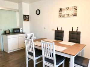 un tavolo da pranzo con 4 sedie e un forno a microonde di Ferienwohnung Anne a Eppenrod