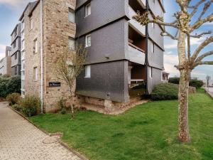 ein großes Backsteingebäude mit einem Rasenplatz davor in der Unterkunft Studio Carnac, 1 pièce, 2 personnes - FR-1-477-15 in Carnac