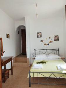 een slaapkamer met een bed en een tafel. bij Aggeliki's Apartments in Lipsoi