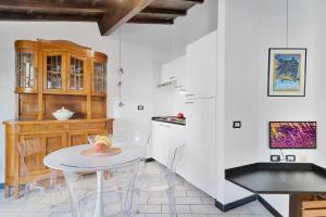 uma cozinha com mesa e cadeiras num quarto em Il Borgo dei Ricordi, Terre Marine em Corniglia