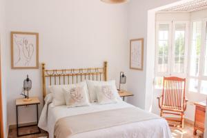 1 dormitorio blanco con 1 cama con 2 almohadas en LUXURY STYLE VILLA AURORA Roche, en Roche