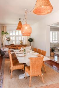 comedor con mesa blanca y sillas en LUXURY STYLE VILLA AURORA Roche, en Roche