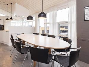 Rødhus的住宿－12 person holiday home in Pandrup，一间带桌椅的用餐室