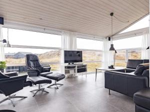 TV a/nebo společenská místnost v ubytování Luxury Beachfront Retreat - By Traum Ferienwohnungen