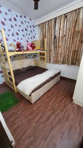 1 dormitorio con litera y suelo de madera en RB Cottage at mall road mussoorie, en Mussoorie