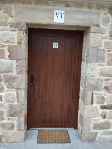 een houten deur met een bord erop bij Etxezarre, en Ajangiz (Urdaibai) in Ajangiz