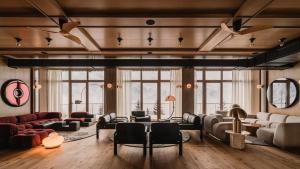 Ruang duduk di The Comodo Bad Gastein, a Member of Design Hotels