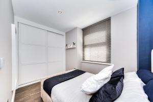 1 dormitorio con cama y ventana en Modern Apartment in Brighton City centre, en Brighton & Hove