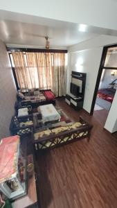 Vista aérea de una sala de estar con varias camas en RB Cottage at mall road mussoorie, en Mussoorie