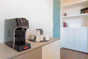 - une cuisine avec une machine à café sur un comptoir dans l'établissement Al 4, à Busto Arsizio