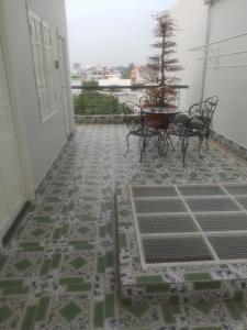 eine Terrasse mit einem Tisch und Stühlen auf einer Etage in der Unterkunft Vũng Tàu Sunhotel in Vũng Tàu