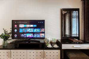 Televiisor ja/või meelelahutuskeskus majutusasutuses Keypad Hotel - 24 Hang Ga