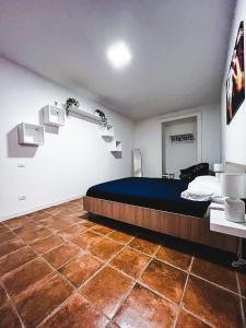 1 dormitorio con 1 cama grande y una escalera en Terno su Napoli Apartments, en Nápoles