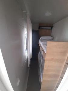 Mobilna kuća T&D في بريفلاكا: غرفة صغيرة فيها سرير وثلاجة