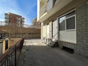 un balcone di un edificio con scala di [LUNGOMARE] 2 locali sul Mare con A/C a Borghetto Santo Spirito