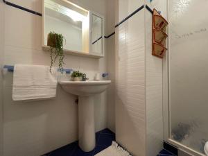 un bagno bianco con lavandino e doccia di [LUNGOMARE] 2 locali sul Mare con A/C a Borghetto Santo Spirito