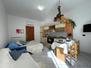 Cucina o angolo cottura di [LUNGOMARE] 2 locali sul Mare con A/C
