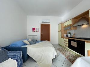 una piccola stanza con due letti e una cucina di [LUNGOMARE] 2 locali sul Mare con A/C a Borghetto Santo Spirito