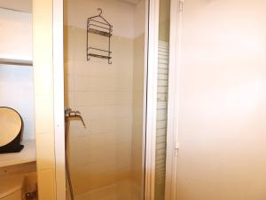 La salle de bains est pourvue d'une douche. dans l'établissement Studio Le Grau-du-Roi, 1 pièce, 4 personnes - FR-1-307-118, au Grau-du-Roi