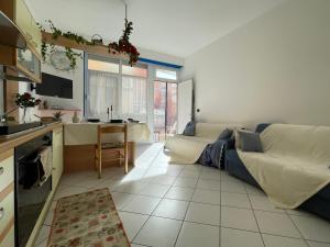 Cucina o angolo cottura di [LUNGOMARE] 2 locali sul Mare con A/C