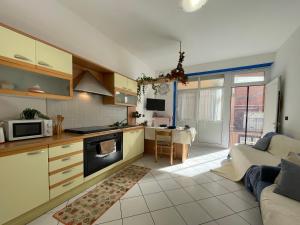 Cucina o angolo cottura di [LUNGOMARE] 2 locali sul Mare con A/C