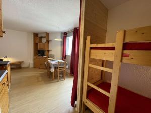 セレ・シュヴァリエにあるAppartement Saint-Chaffrey , 1 pièce, 4 personnes - FR-1-330E-49の二段ベッドとダイニングルームが備わる客室です。