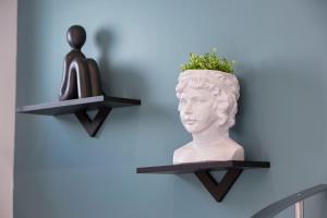 un busto de un hombre en dos estantes en una pared en Estate4home - Casa Cristina, en Sorrento