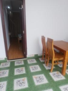 ein Esszimmer mit einem Tisch, Stühlen und einem Spiegel in der Unterkunft Vũng Tàu Sunhotel in Vũng Tàu