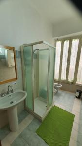 La salle de bains est pourvue d'une douche, d'un lavabo et de toilettes. dans l'établissement FAGICAMERA, à Olbia