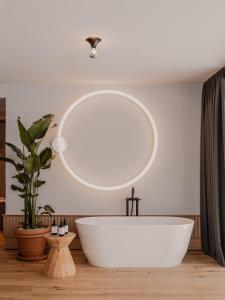 Bilik mandi di The Comodo Bad Gastein, a Member of Design Hotels