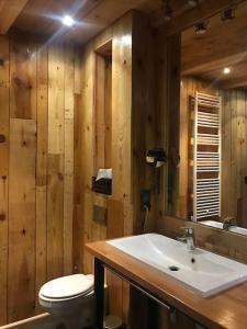 uma casa de banho com um lavatório branco e um WC. em Modern Barn Home & Sauna by the lake, przytulnastodola, Stodoła nad jeziorem na Mazurach em Ełk