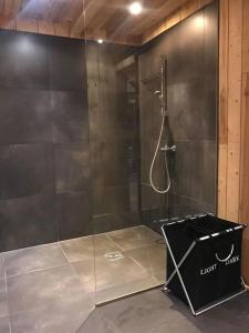 W łazience znajduje się prysznic ze szklanymi drzwiami. w obiekcie Modern Barn Home & Sauna by the lake, przytulnastodola, Stodoła nad jeziorem na Mazurach w mieście Ełk