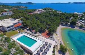 uma vista aérea de um resort com uma piscina e uma praia em Mobile Home Bubamara em Drage