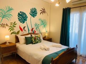 ein Schlafzimmer mit einem Bett mit Pflanzen an der Wand in der Unterkunft Athina Apartments in Athen