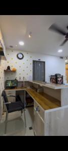 cocina con escritorio y silla en una habitación en RDA Dormitory en Raipur