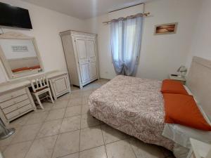 een slaapkamer met een bed, een dressoir en een spiegel bij the waterfront refuge - Il rifugio frontemare in Pietrasanta