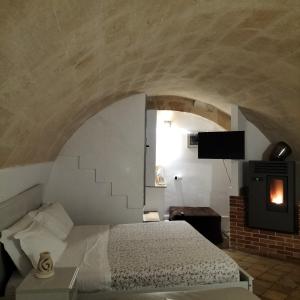 ein Schlafzimmer mit einem Bett und einem TV in einem Zimmer in der Unterkunft Bed And Breakfast Nelmuro in Matera