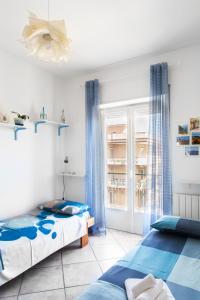 Duas camas num quarto com uma janela em A Casa Scipione em Formia