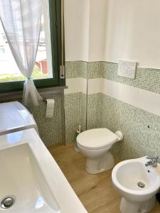 ein Bad mit einem WC und einem Waschbecken in der Unterkunft Residence Leonardo sul mare in Silvi Marina
