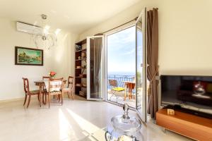 salon z widokiem na ocean w obiekcie Sea view apartment between Nice and Monaco - 3 w mieście Villefranche-sur-Mer