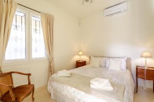 Posteľ alebo postele v izbe v ubytovaní Sea View Apartment with Private Secure Parking 3