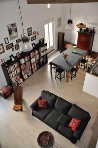- un salon avec un canapé noir et une table dans l'établissement La Grande Maison Rouge, à Mèze