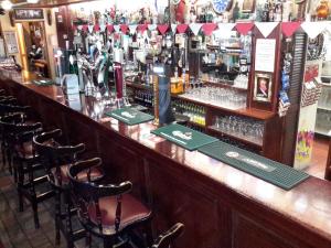 The lounge or bar area at Bridge Hotel