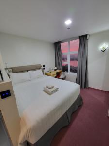 Letto o letti in una camera di Sempre Premier Inn - MACTAN AIRPORT HOTEL