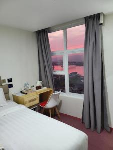 Habitación con cama, escritorio y ventana. en Sempre Premier Inn - MACTAN AIRPORT HOTEL, en Mactan 37 fotos más