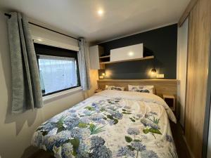 Postel nebo postele na pokoji v ubytování Mobil Home Tout Confort - 6 pers - 3 ch - 44m2 et jardin - Siblu Les Charmettes