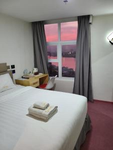 Letto o letti in una camera di Sempre Premier Inn - MACTAN AIRPORT HOTEL
