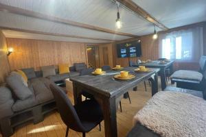 - un salon avec une table et un canapé dans l'établissement 5.5-room apartment (Muntaluna Lodge), à Valens