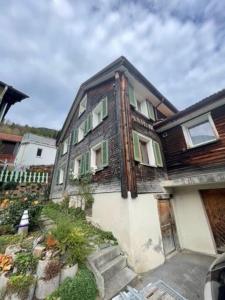 - un ancien bâtiment en briques avec des escaliers devant dans l'établissement 5.5-room apartment (Muntaluna Lodge), à Valens