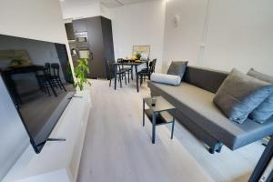 Posezení v ubytování Best location in Tampere! Modern city apartment, 2rooms, kitchen and balcony